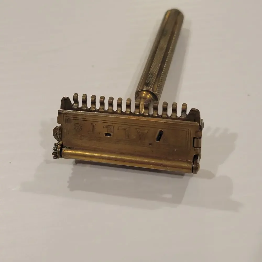 Vintage Valet Autostrop Safety Razor Gold tone. New York, USA